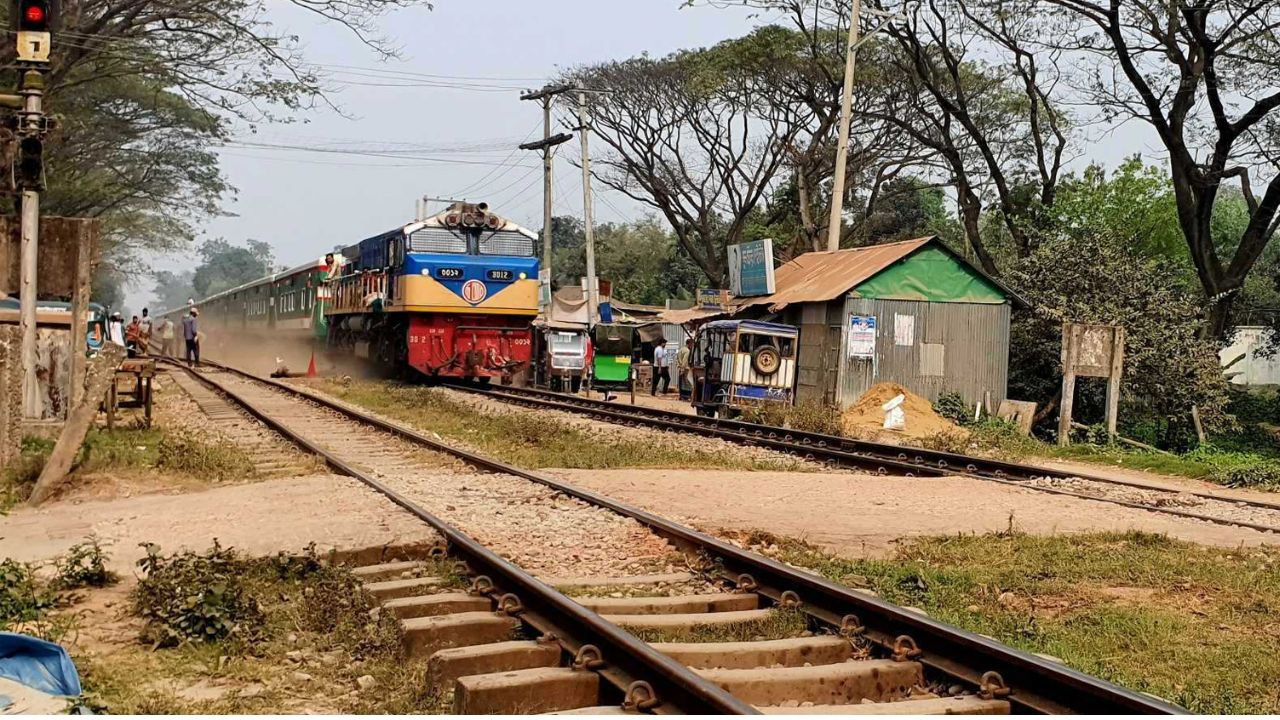 বগুড়া-মহিমাগঞ্জ ৭১ কিমি রেলপথে ৩৬টি  অরক্ষিত লেভেলক্রসিং যেন মৃত্যুফাঁদ